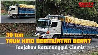 Truk Hino Bermuatan Berat Melintasi Tanjakan Batununggul