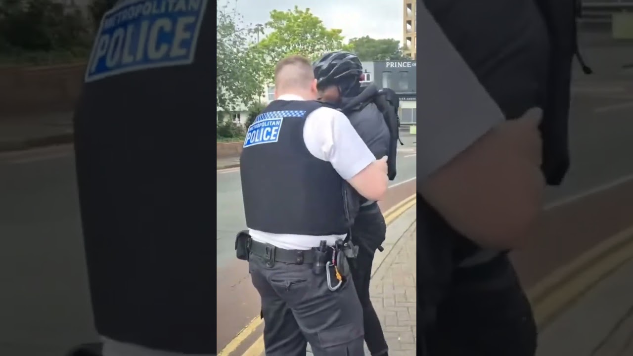 A quiet arrest on Leyton High Road 📱🚓| Original Video Credits 🎥 @sheeri_news via Instagram