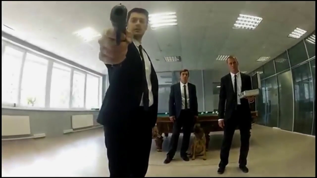 Читает рэп в машине