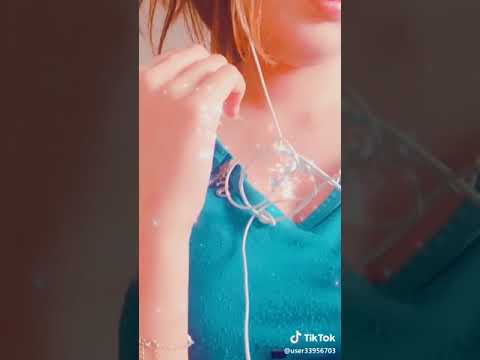 فتاة توصف لابوها الدنيا وأبوها يصحح التعبير شعر حلوو الناس الغدارين