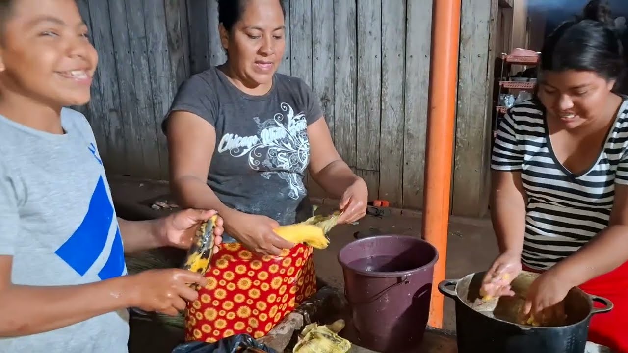 Mauricio Feliz Rosi Prepara Delicioso😋Atol de platano😊Asi Convive Rosi y Mari