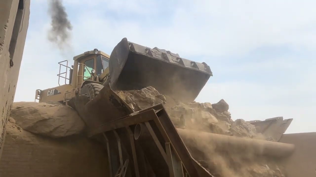 This Stone Almost Destroyed the Crusher Machine Struggling with Huge Rock