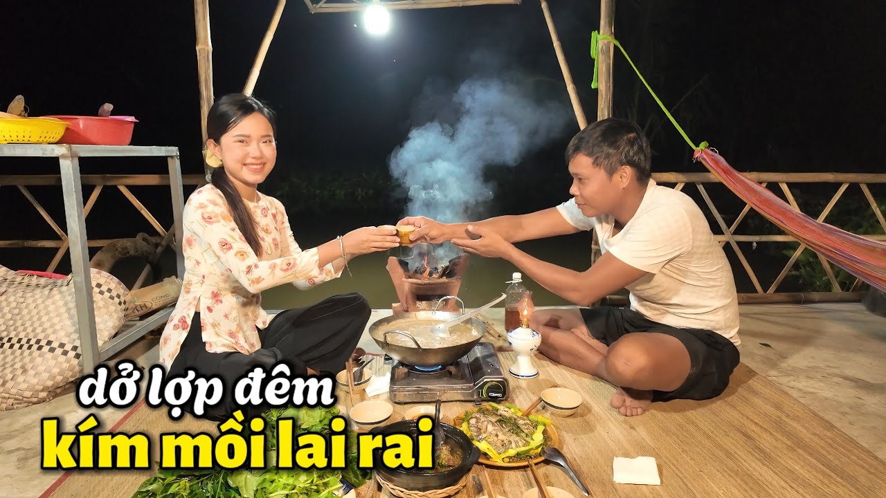 Đêm trăng có rượu lai rai. Có cô mợ nhỏ ngồi say cười giòn. Dở lợp mưu sinh đêm mùa nước nổi 2025