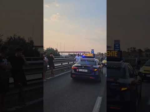Incidente sulla SS100 verso Bari, scontro tra auto e camion: traffico bloccato e feriti
