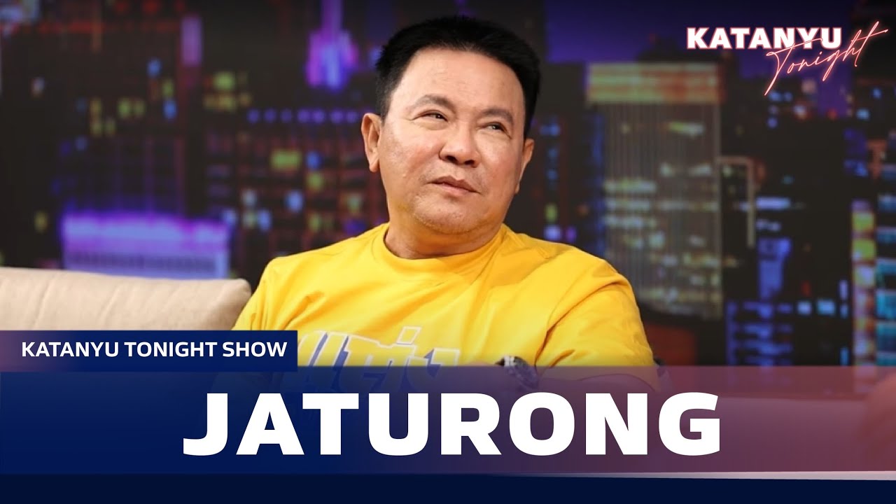 ละคร ผู้ใหญ่สันต์ กำนันศรี 2564 ณ ตำบลดอนแจ่มที่รายล้อมด้วยทุ่งข้าวสีทองและเสียงนกกา ทว่าเบื้องหลังความงดงามนั้นกลับซุกซ่อนความขัดแย้งของผู้คน ผู้ใหญ่สันต์ และ กำนันศรี สองผู้นำผู้เปรียบดังหยินหยางแห่งดอนแจ่ม ที่แม้จะเห็นหน้ากันไม่ได้ แต่เมื่อภัยร้ายจาก เฮียย้ง นายทุนผู้มักใหญ่ใฝ่สูงมาเยือน พวกเขาก็จำต้องจับมือกันเพื่อปกป้องบ้านเกิด การต่อสู้ครั้งนี้ไม่เพียงเพื่อรักษาดอนแจ่มไว้จากเงื้อมมือของคนชั่ว แต่ยังเป็นการไขปริศนาการตายของกำนันคนเก่า รวมถึงการกอบกู้หมู่บ้านจากวิกฤติหนี้สินจากแชร์มหารวยที่กำลังกัดกินรากฐานของชุมชน 14 hq720