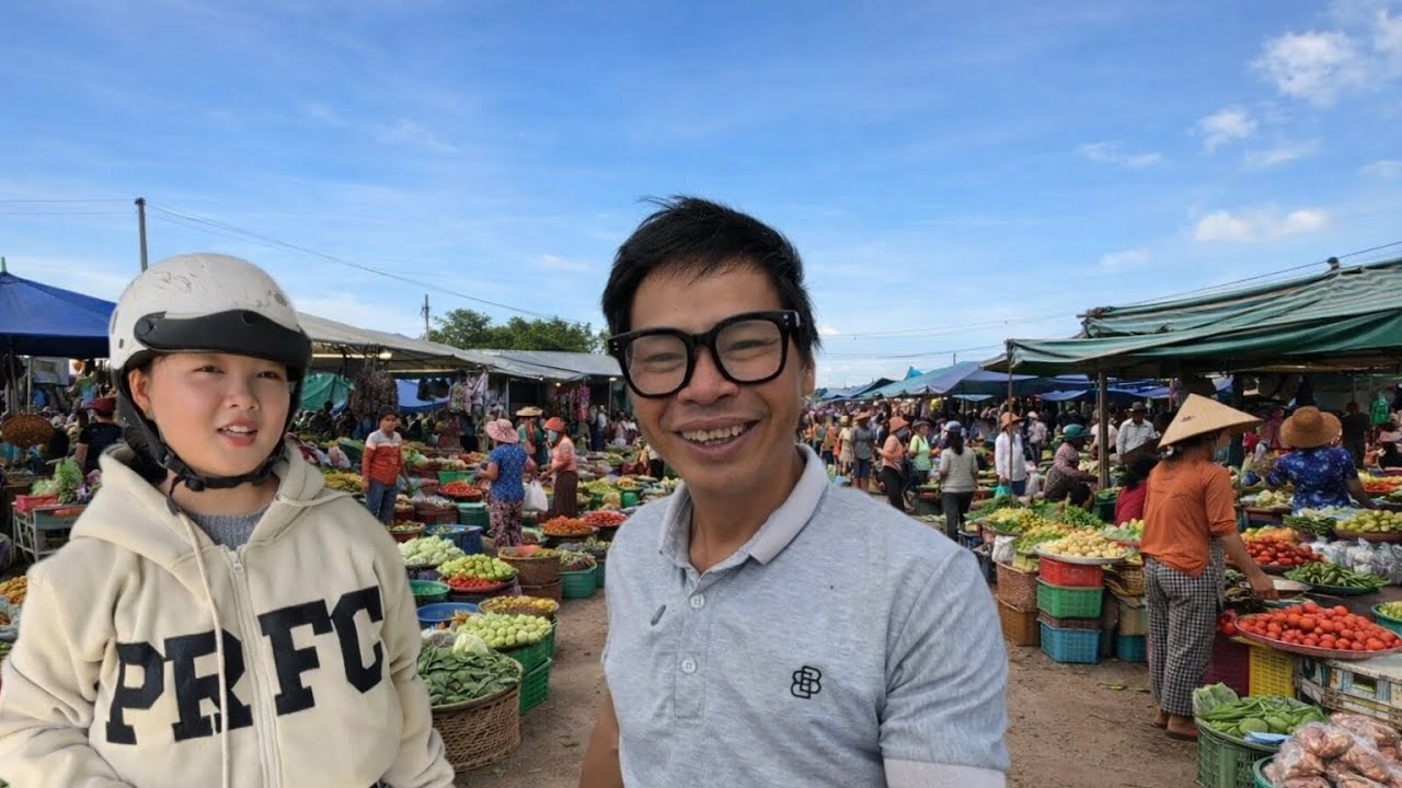 SÁNG MÙNG 2 VỢ CHỒNG EM ĐI CHỢ THẤY ÔNG CỤ ĐANG NGỒI NGOÀI NẮNG