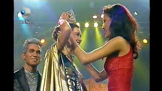 Miss Turkey 97 1.Güzeli Çağla Şıkel, tacını 98 1.Güzeli Buket Saygı'ya devrediyor (9 Mart 1998) Resimi