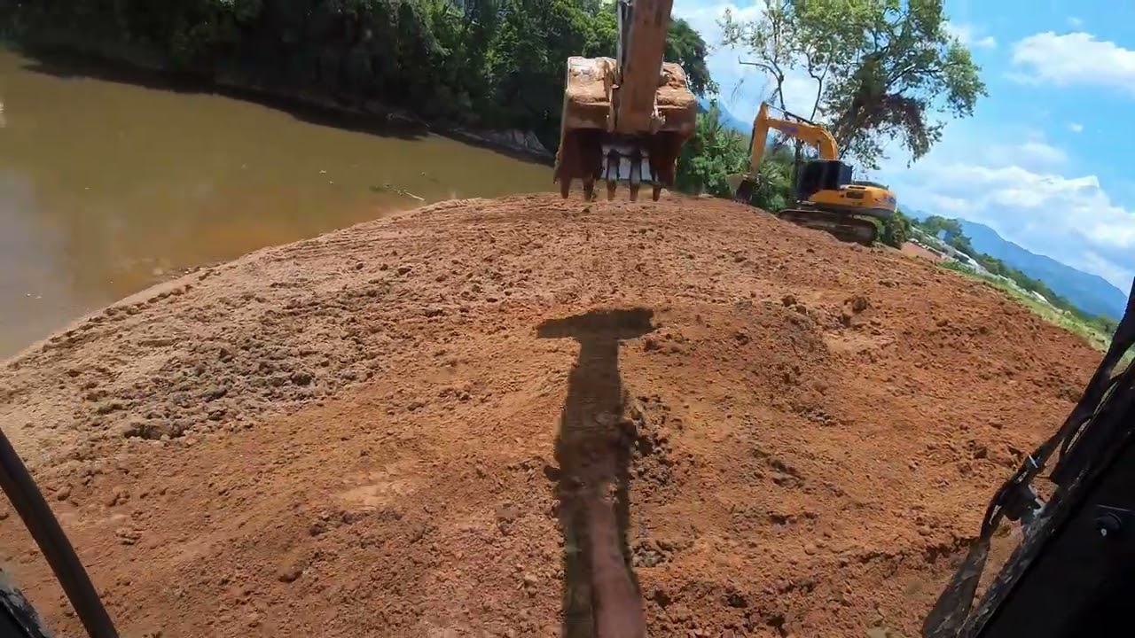 3 escavadeiras trabalhando junto mumu