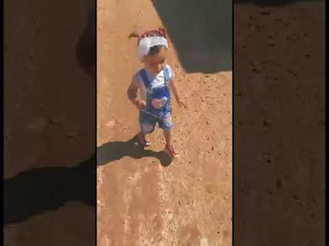 يا ويلي كيف بتمشي كنها ضابط شرطا عملتني ئد الكمشي غزلتها وين الغلطا