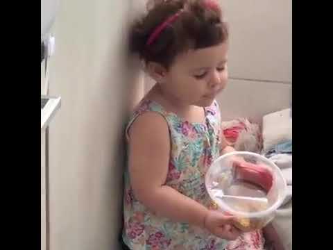 Menina de 1 ano é flagrada comendo pote de paçoca escondido e vídeo viraliza