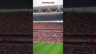 Galatasaray taraftarları tribünleri “Mustafa Kemal’in askerleriyiz” sloganları ile inletti