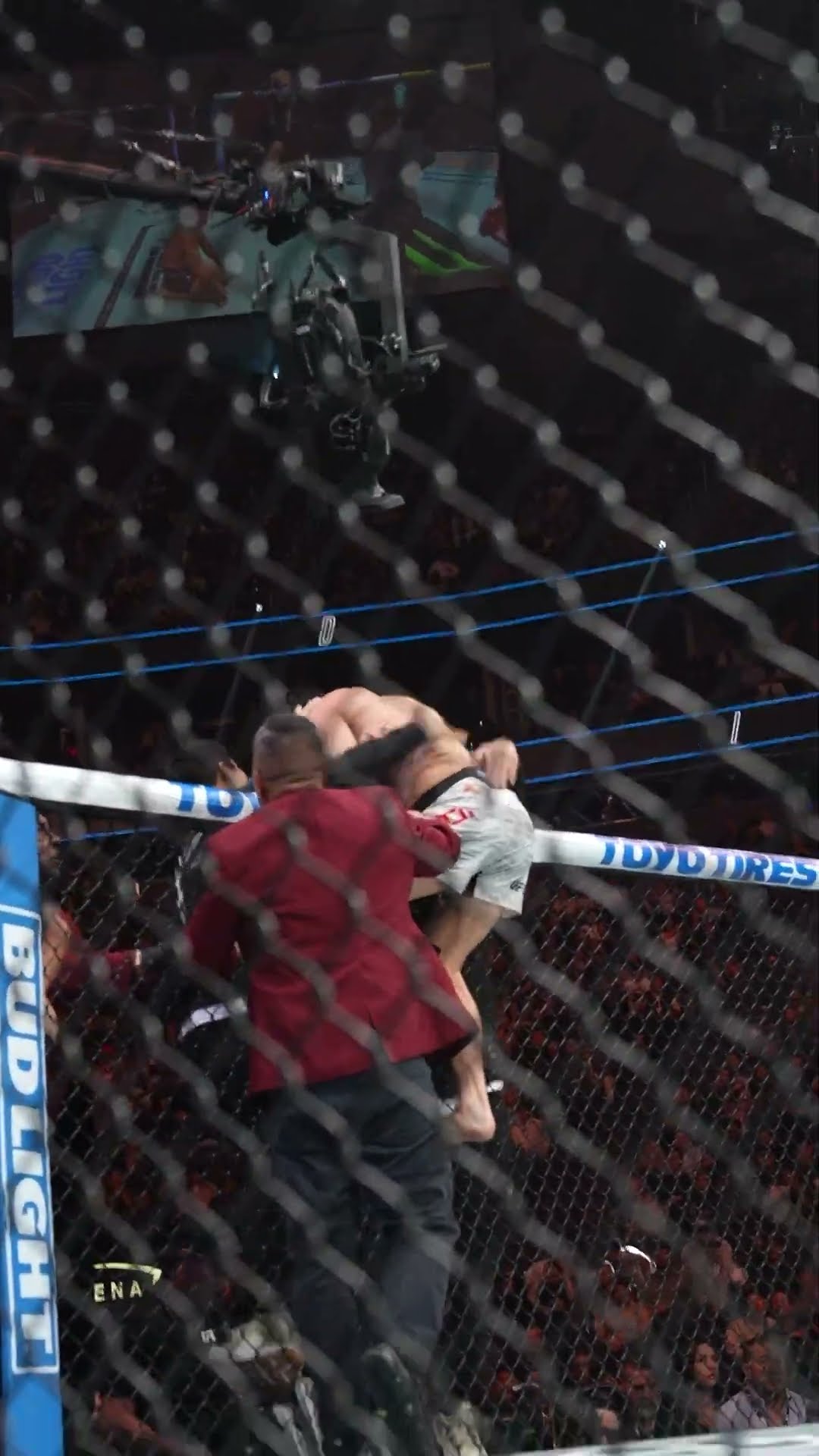 Dooho Choi with some NASTY ground and point to get the TKO ?