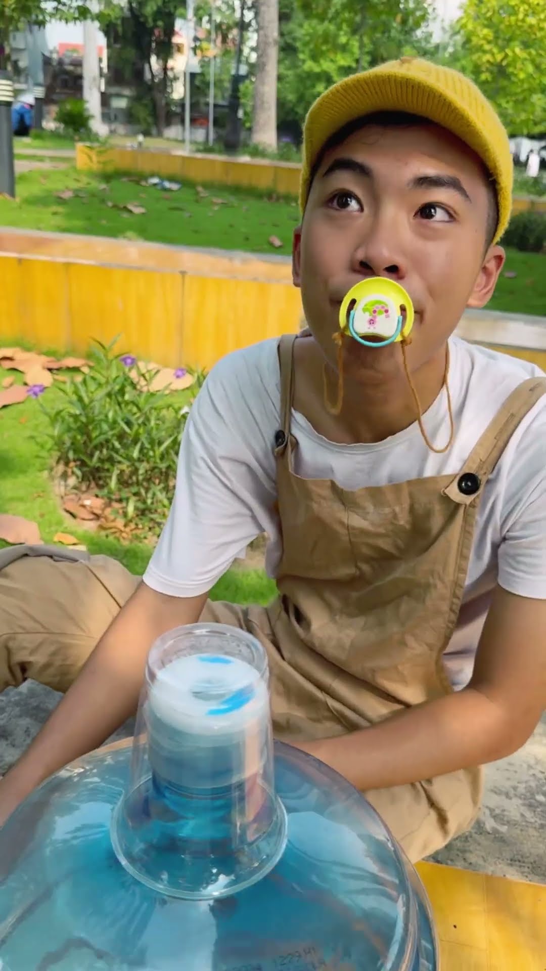 Bình nước miễn phí cho mọi người || Kind boy and free water #shorts