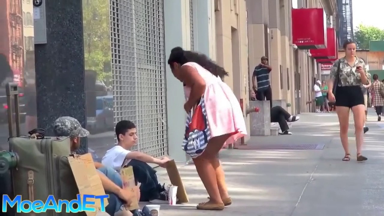 würdet ihr so einen obdachlosen behandeln ? IHN MIT ESSEN ZU BEWERFEN?