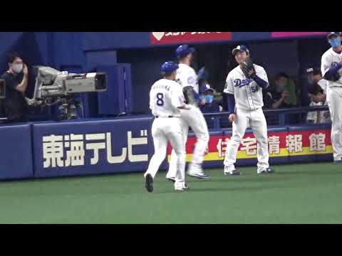 5/14 ６回ガーバー ナイスプレーからの藤嶋ハイタッチ