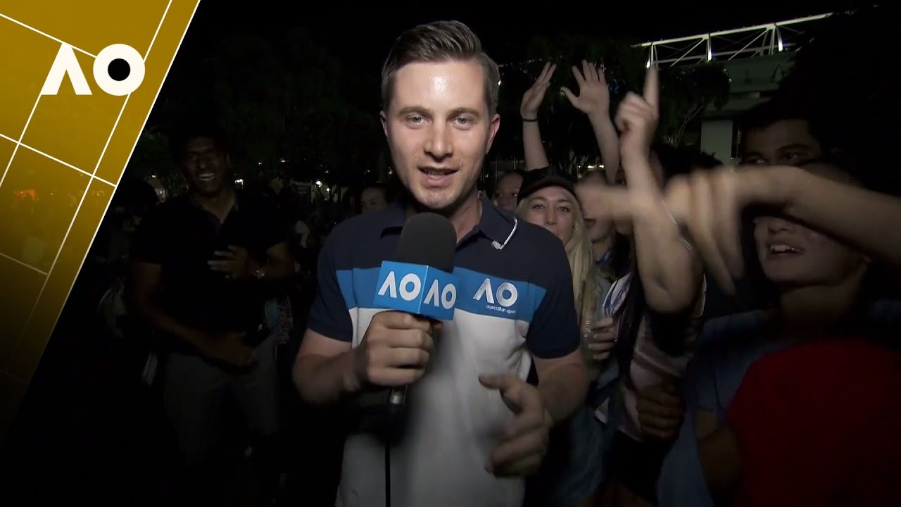AO reporter gets a shock from fans | Australian Open 2017 tenniswarehouse