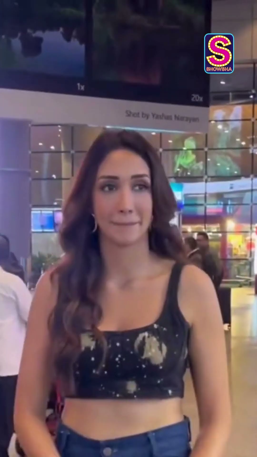 Another Trend In Town? Shreya Chaudhary Giving Major Airport Look Goals | Entertainment News | N18S