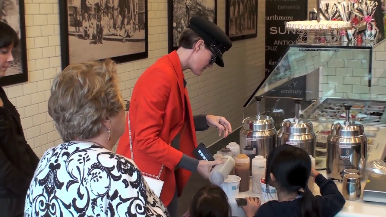 Laeticia Hallyday stop for an Ice Cream after school with Joy and Jade