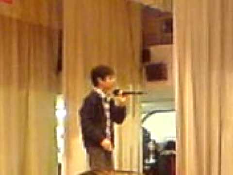某校哨牙男童唱歌天才