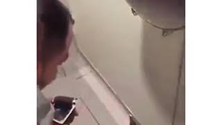 Tuvalette Çikolatayla Şaka Yapan Eleman (Sansürsüz)