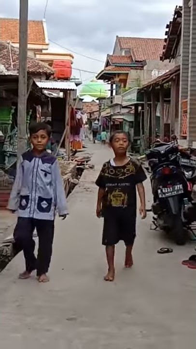 Orang jalan mundur