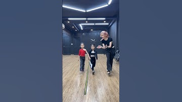 The child model is learning to feel the rhythm while catwalking | Mẫu nhí học cảm nhạc khi catwalk