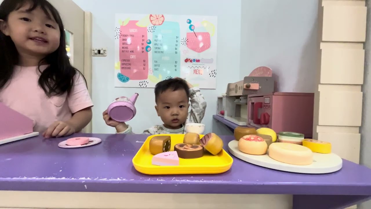 Em top top và chị mi mi bán hàng ăn bánh ngọt  nước ép trái cây donust 