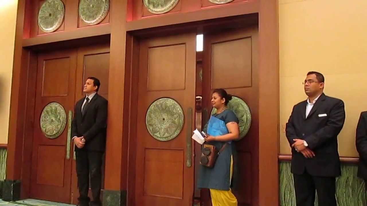 'Happy New Year' cast, crew arriving for Dubai press conference