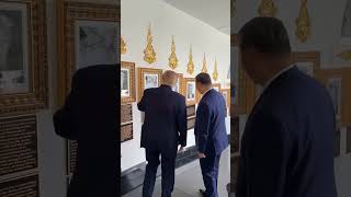 Trump Shows Xi Biden’s Autopen Portrait 😂