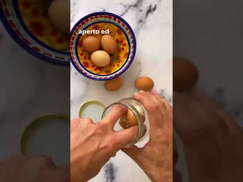 Video: Come Sbucciare un Uovo Sodo: 4 Passaggi (Illustrato)