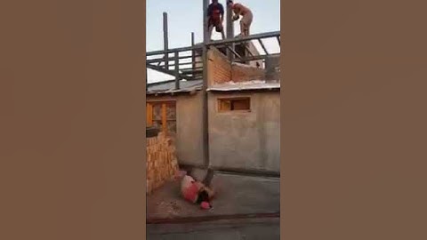 Segurando o saco de cimento!
