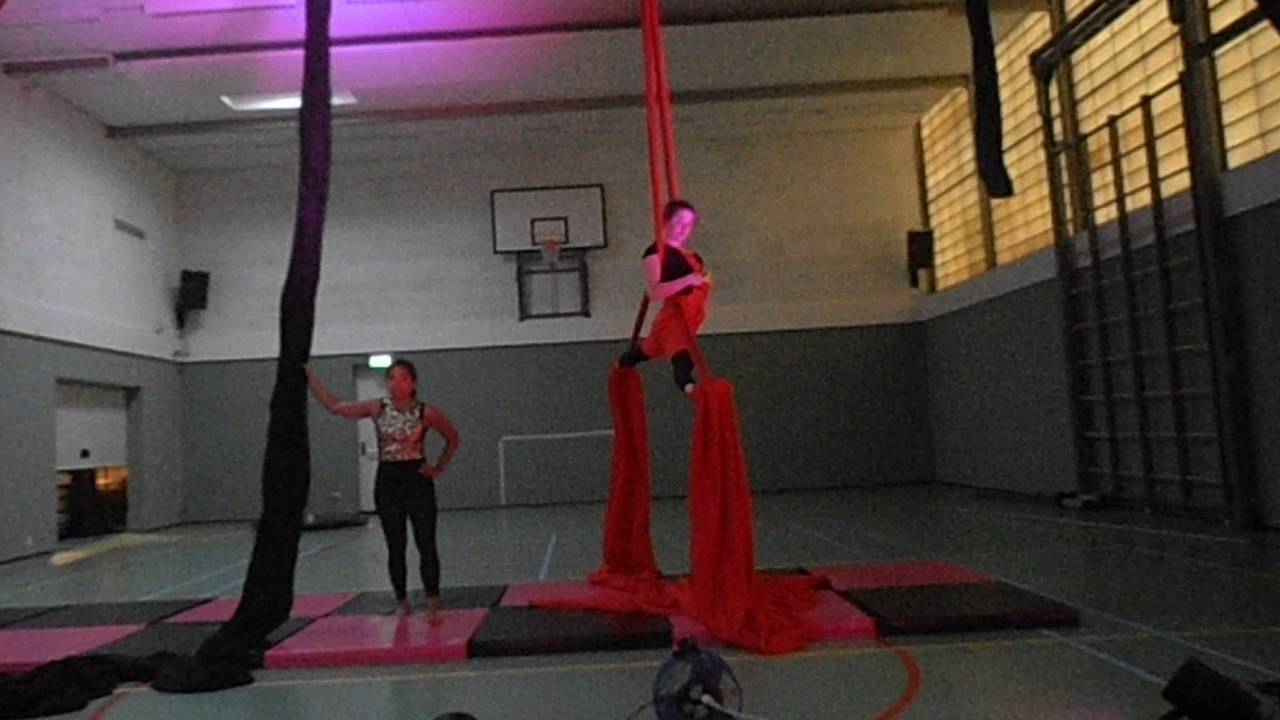 Aerial comedy act: Roosje & Batsheva