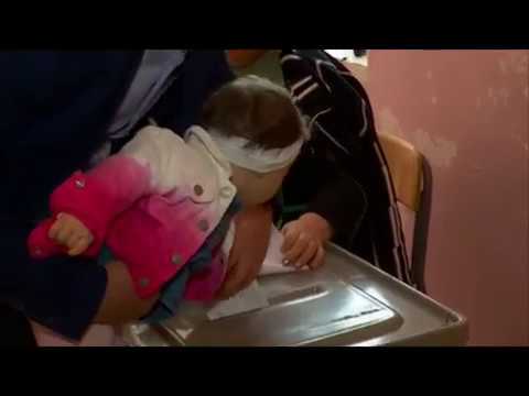 ოთარ ხარჩილავა უბანზე ხმის მისაცემად ოჯახის წევრებთან ერთად მივიდა 21 10 17