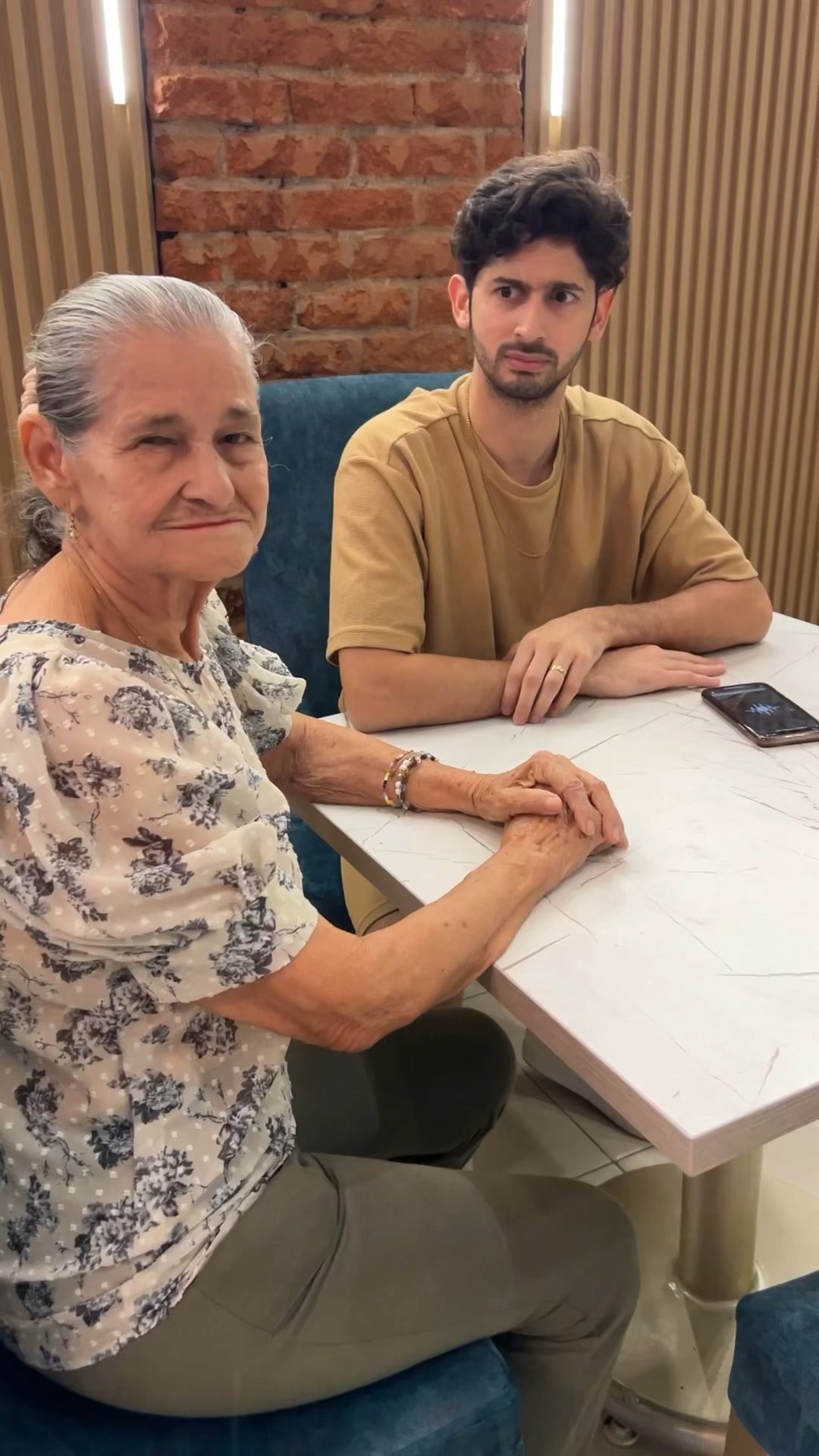 La abuela y el mesero ?