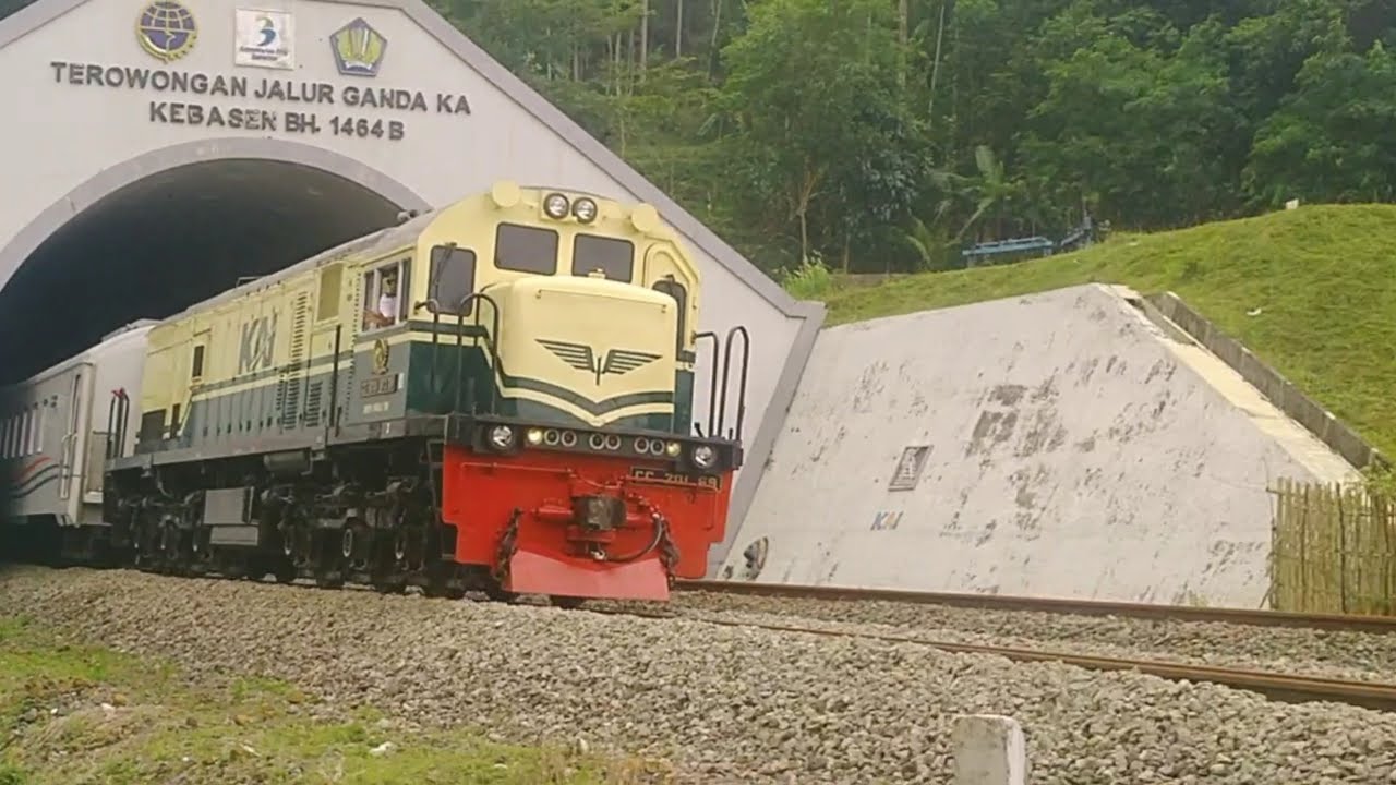 Kompilasi Kereta Api Panjang Masuk Terowongan | Suara Gema Keras & Keren Banget!