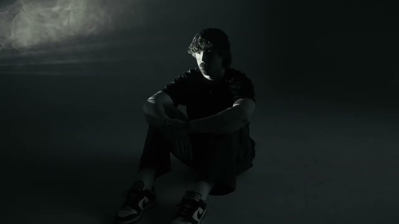 Guarda Kole Larsen - Devil I Know (Official Music Video) su YouTube Guarda Kole Larsen - Devil I Know (Official Music Video) su YouTube