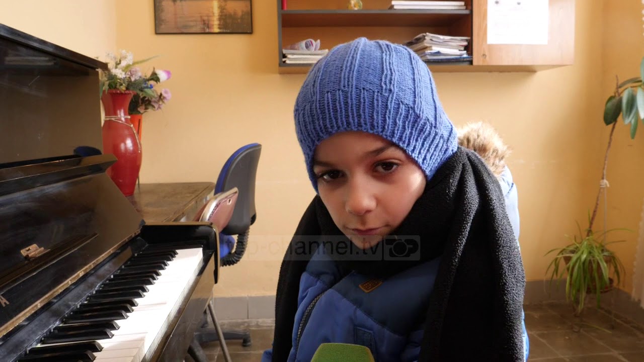 Mësim me kapuç e dorëza, vetëm 5 shkolla kanë ngrohje në Elbasan - Top Channel Albania