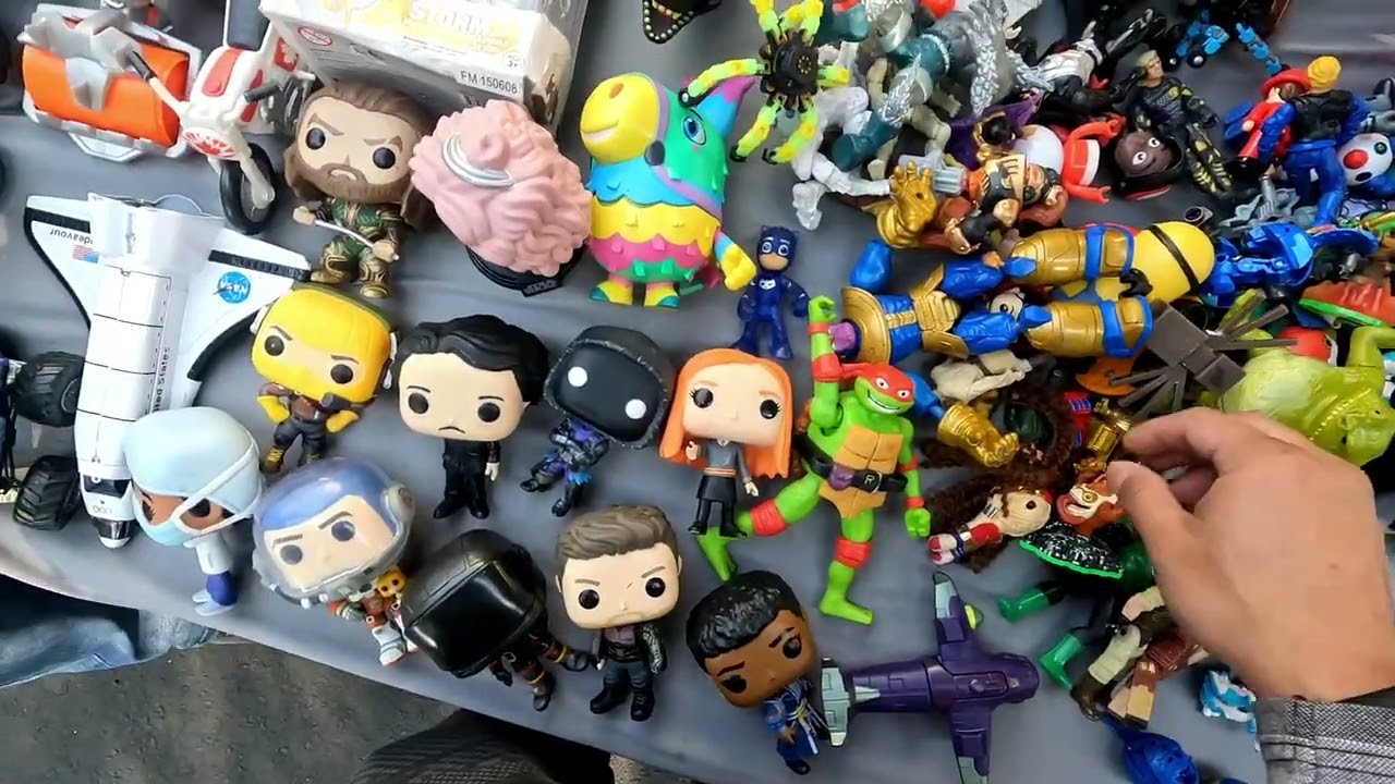 Buscando juguetes olvidados en el tianguis baratillo en GDL