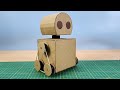 Sencillo Robot Hecho de Cartón