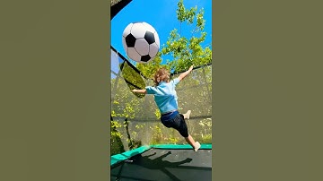 Nee, dat meen je niet! Deze bal vliegt van de trampoline af! 😱🏀