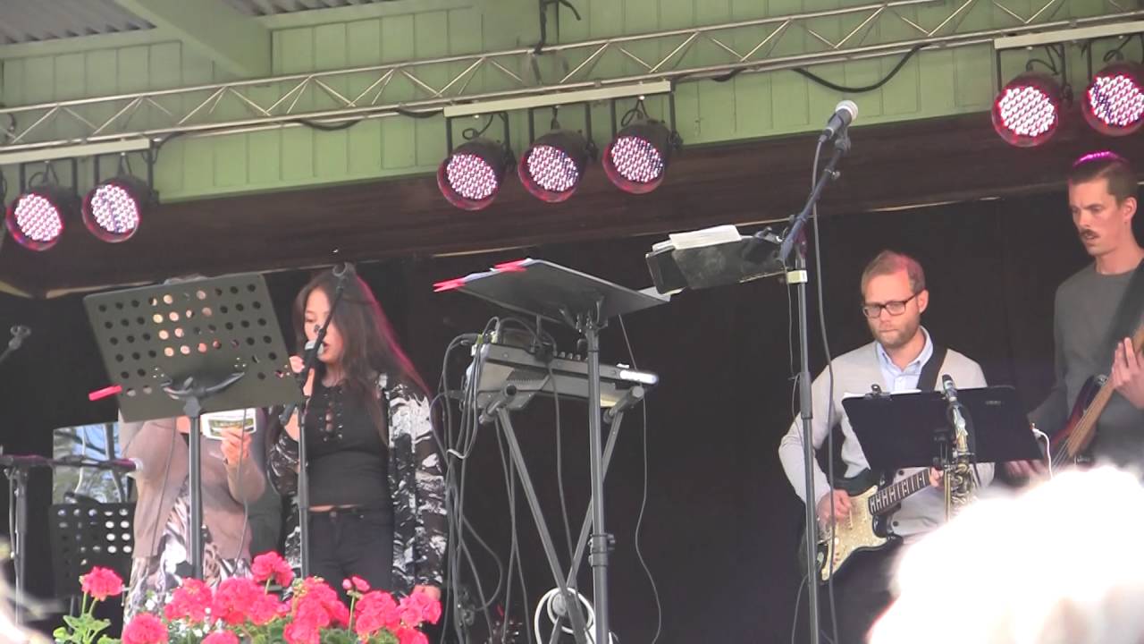 Gerd Trommestad Och Julia Sjunger Visa Vid Vindens Angar