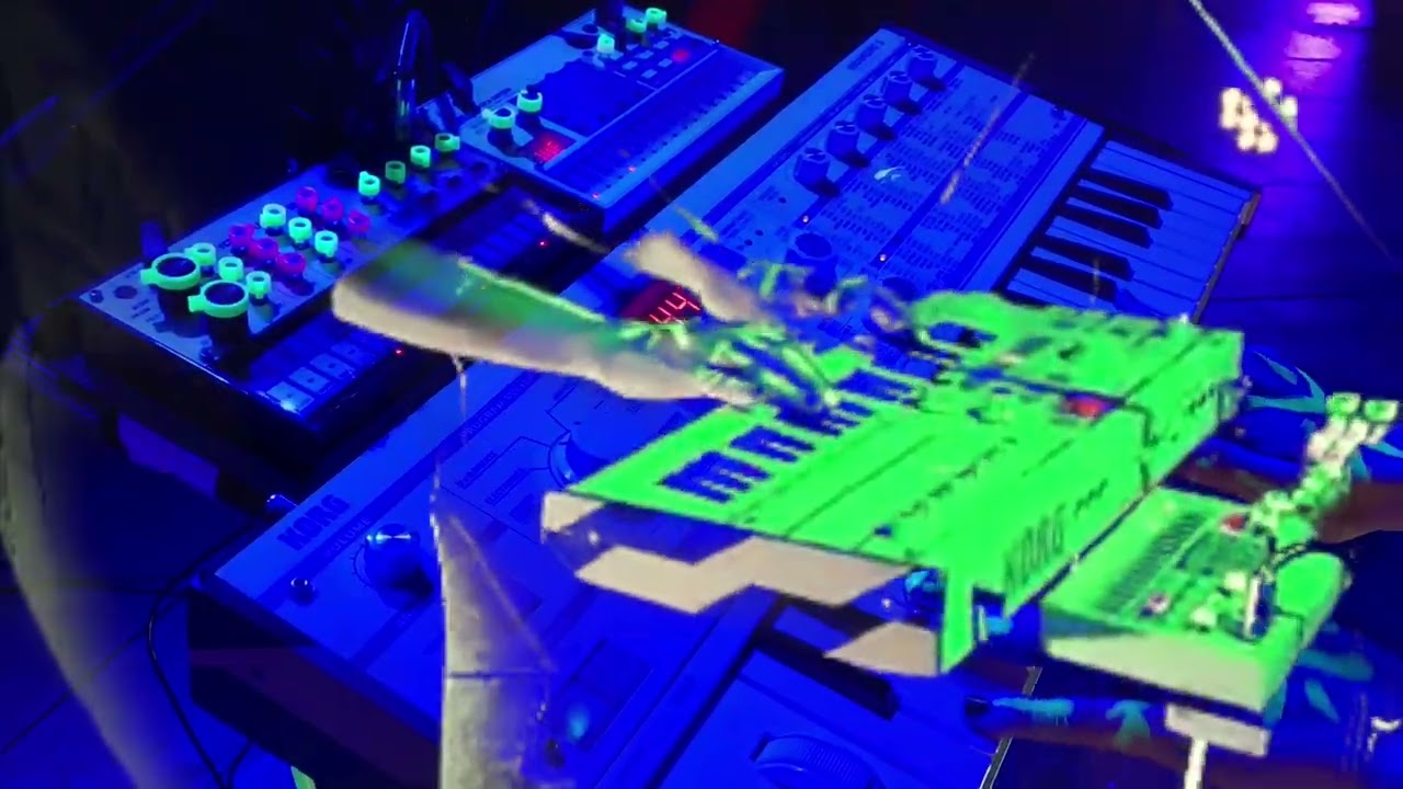 Guarda Spacejunk - Laurie Black su YouTube Guarda Spacejunk - Laurie Black su YouTube