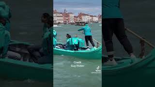 Deliveroo rowers deliver food by boat in Venice 🇮🇹 #travel #shorts