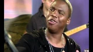 LLoyd Cele Performs 'Make it Easy' (13.04.2012)