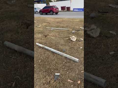 Veículo atinge placas de sinalização após desvio brusco na Linneu de Moura