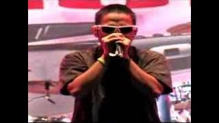 Bondan Prakoso & Fade2Black - beatbox VS bass -LIVE-(ori)