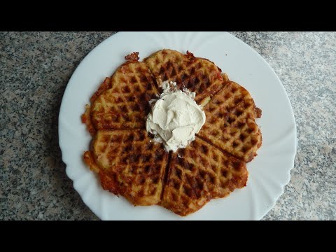 Zucchini Feta Waffeln mit Tomatensalat. 