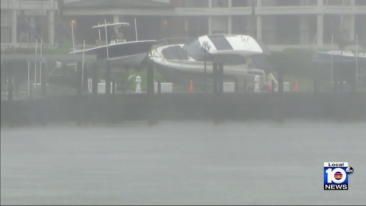 Tampa area feeling impact from strong Hurricane Milton - YouTube