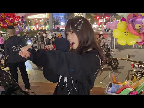 女孩在中国街头唱《龙珠》最经典OP，刻在DNA里的旋律！