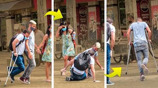 Pegadinha Caindo De Muleta E Deixando Estranhos Confusos